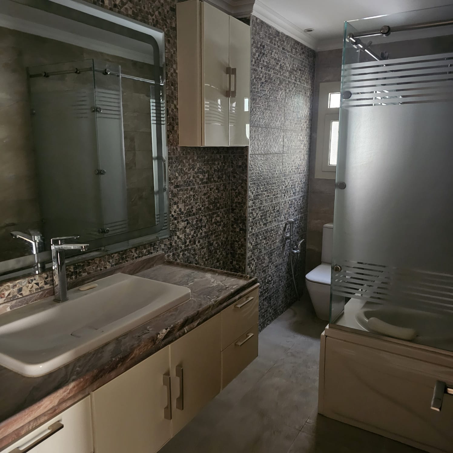 شقة مميزة للبيع بمساحة 165 متر