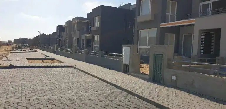 شارع داخلي ووحدات جاهزة داخل كمبوند كيان الشيخ زايد