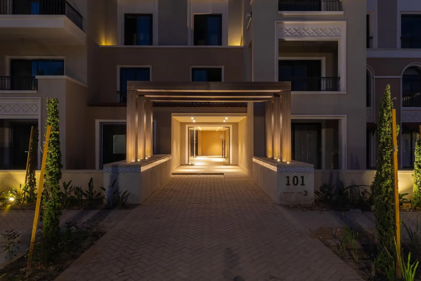 مدخل أحد المباني السكنية في Village West الشيخ زايد