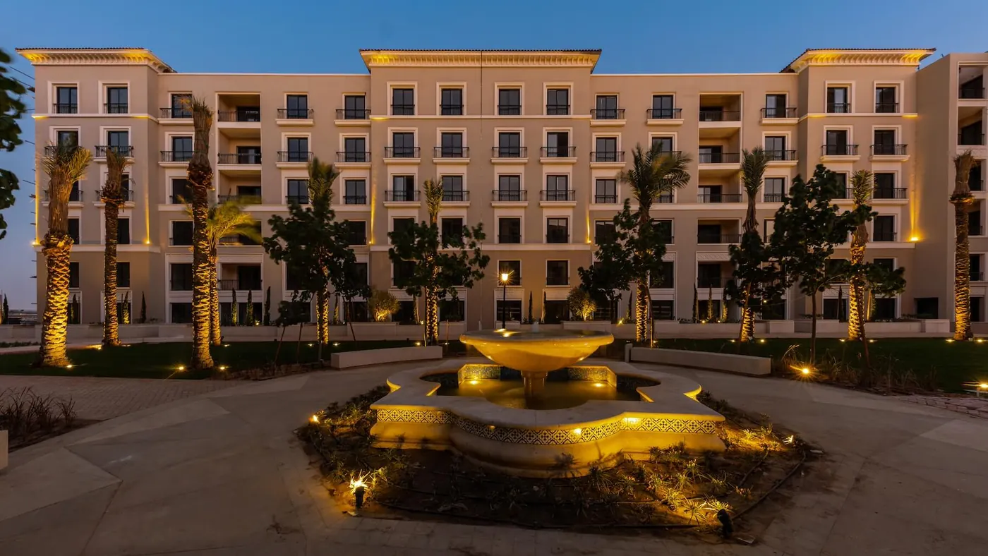 مباني شقق Village West الشيخ زايد والإضاءة المسائية
