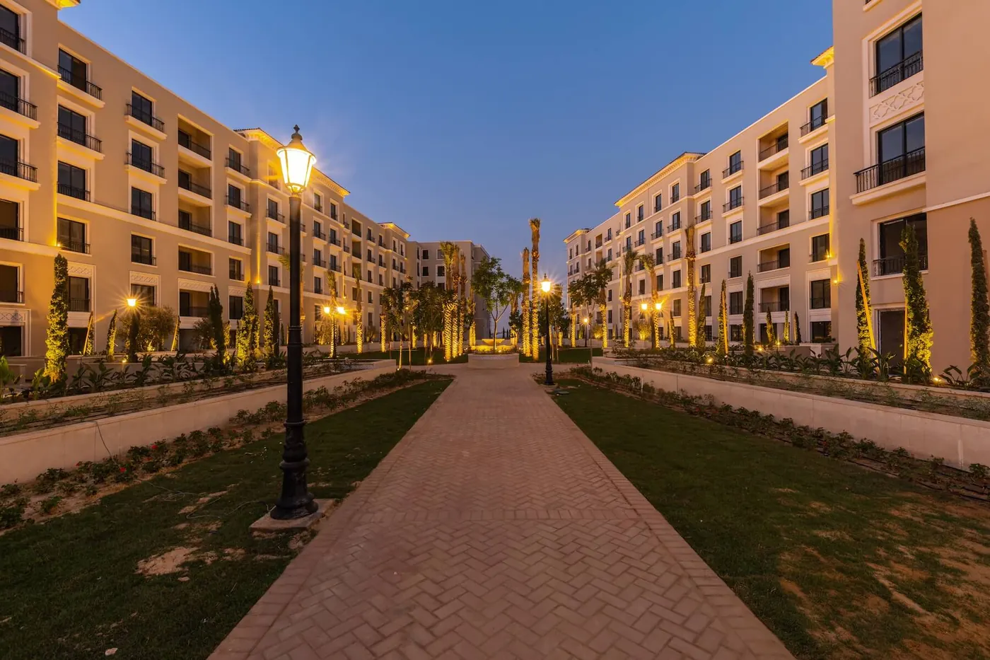 الممشى واللاندسكيب داخل كمبوند Village West الشيخ زايد
