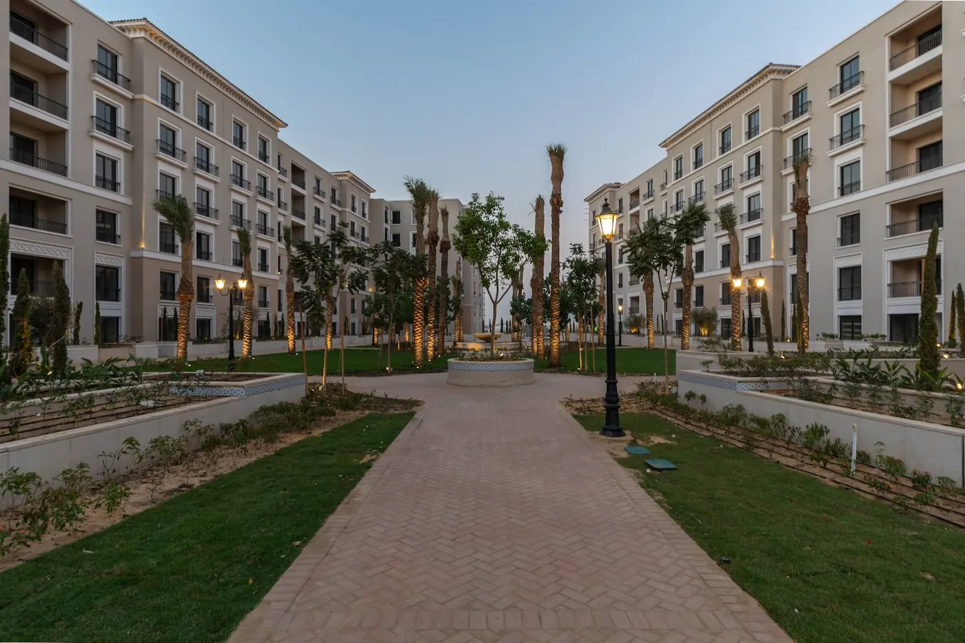 المساحات الخضراء بين مباني Village West الشيخ زايد